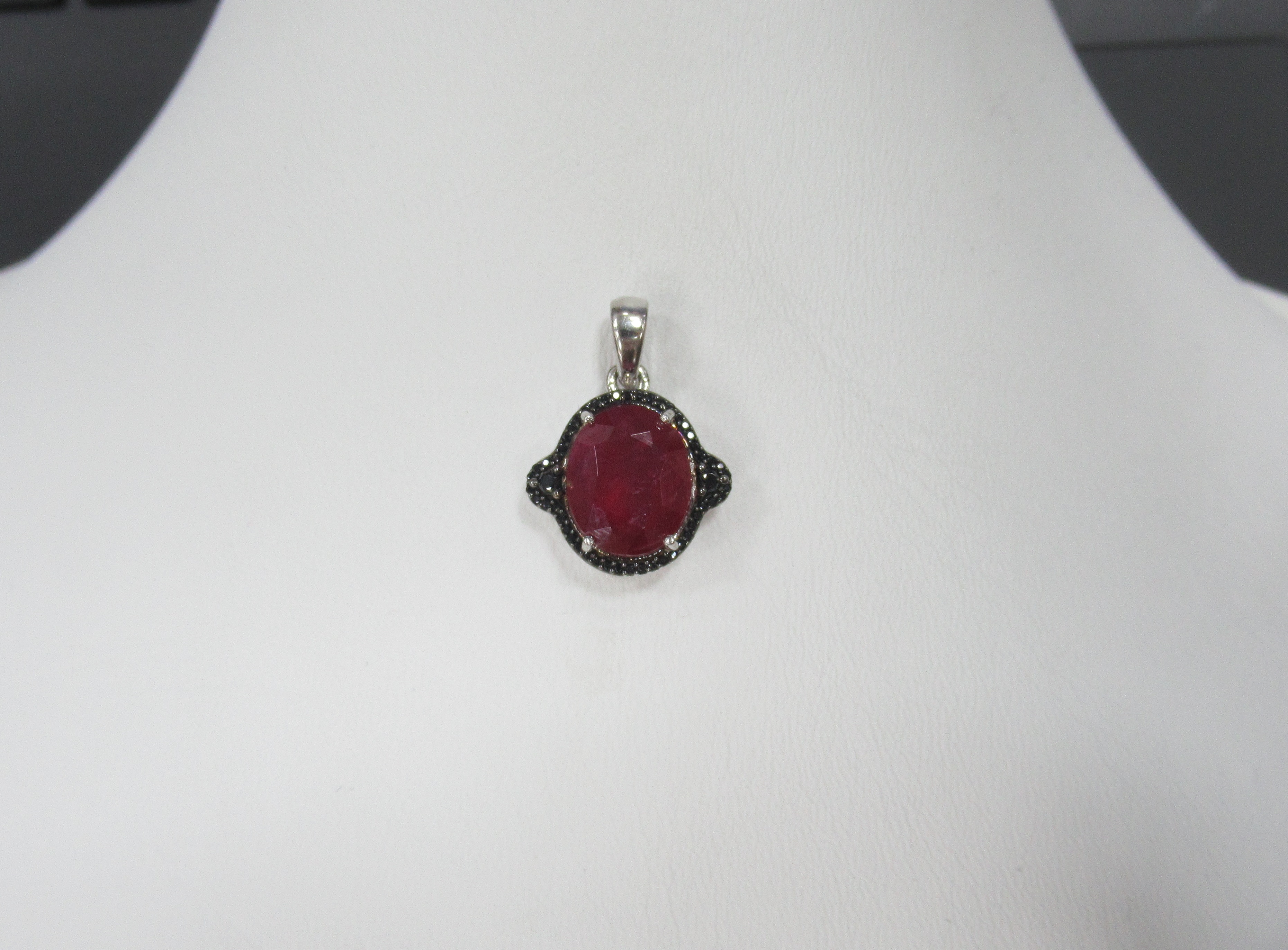 Серебряная подвеска с рубином